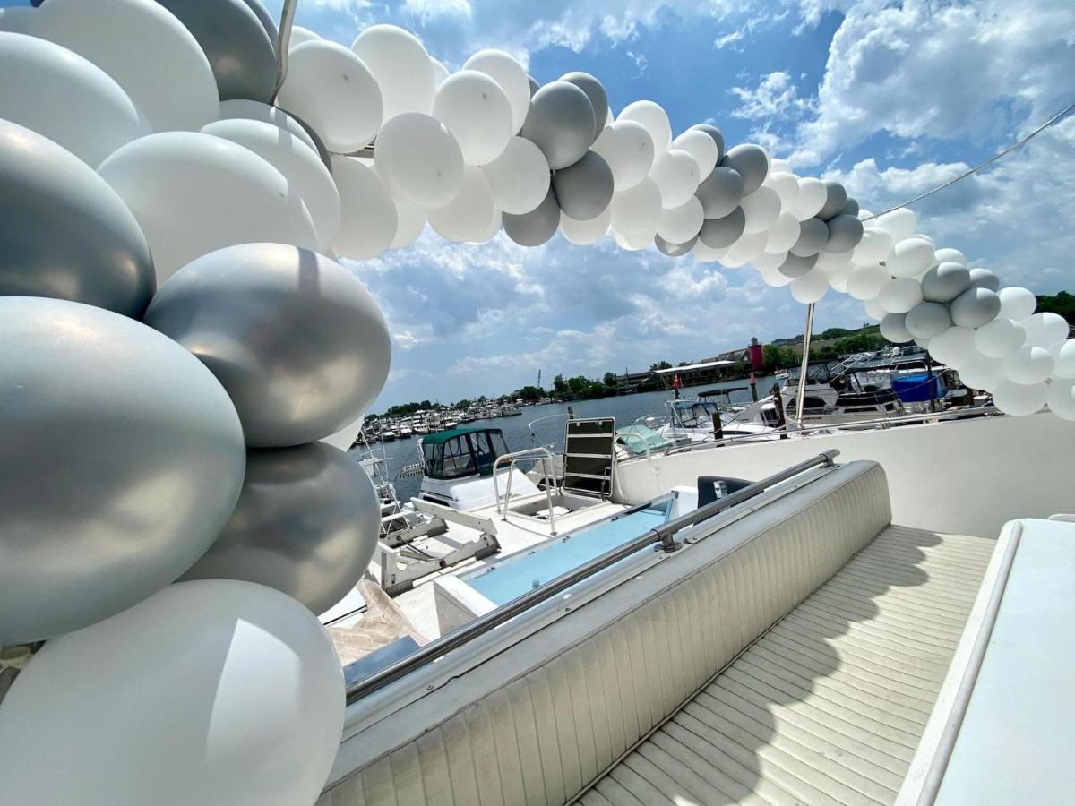 Oceanfront 3-decks @ Yacht Hotel en barco