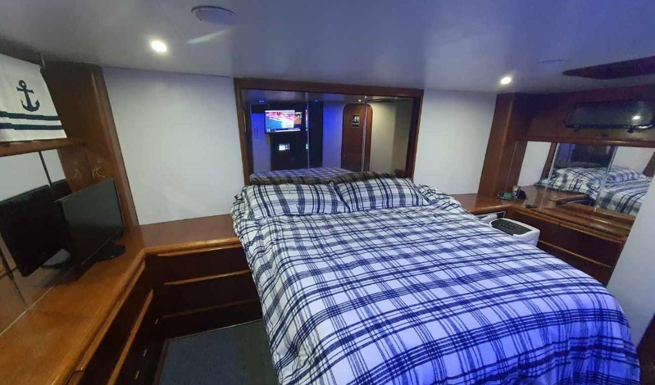 Oceanfront 3-decks @ Yacht Hotel en barco